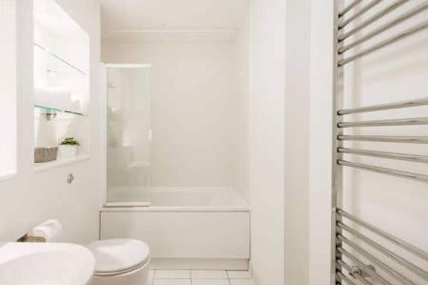 ❤Near Warner Bros Studio❤Ace Location❤Free Parking