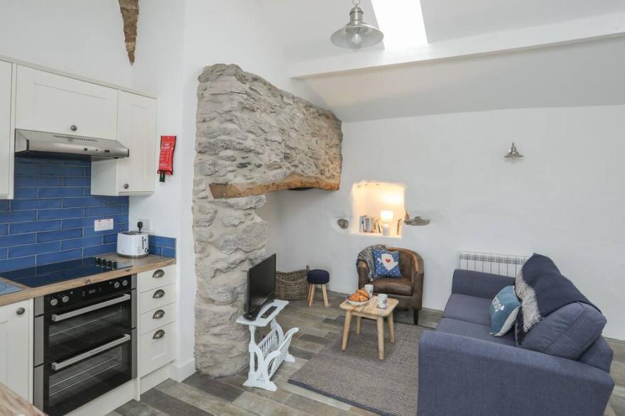 MINNEHAHA, pet friendly, country holiday cottage in Moelfre