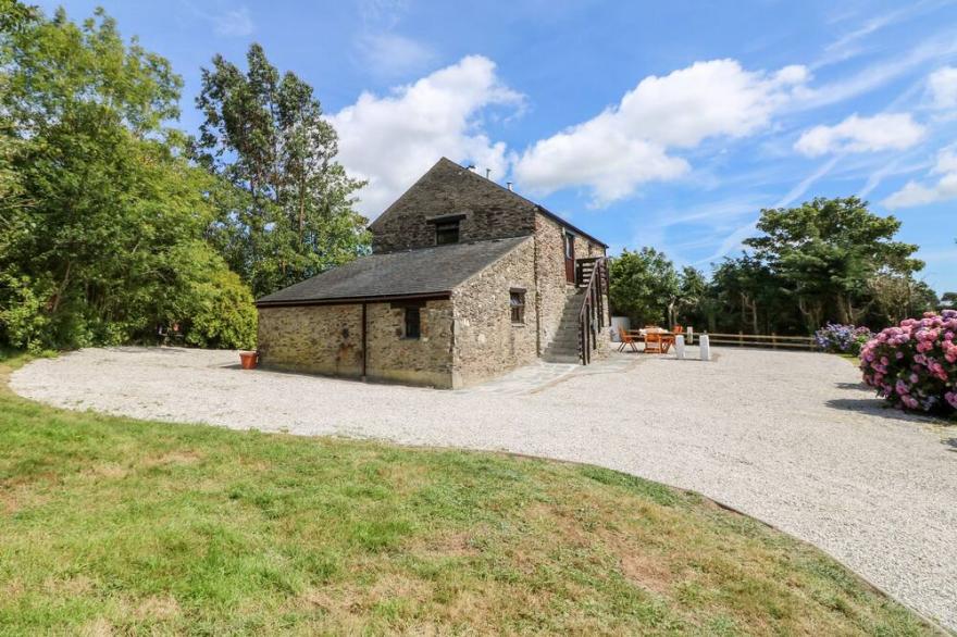 2 PENCOOSE BARNS, pet friendly, character holiday cottage in Truro