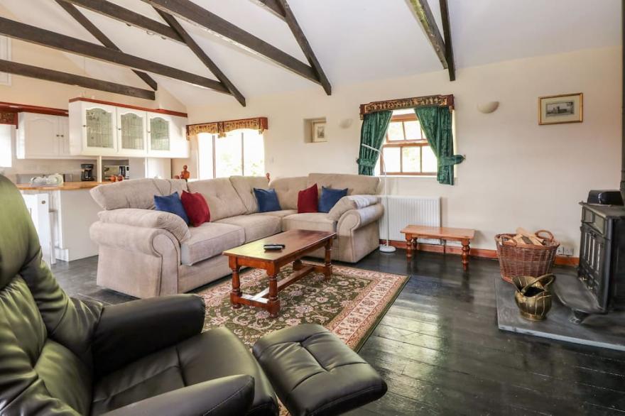2 PENCOOSE BARNS, pet friendly, character holiday cottage in Truro