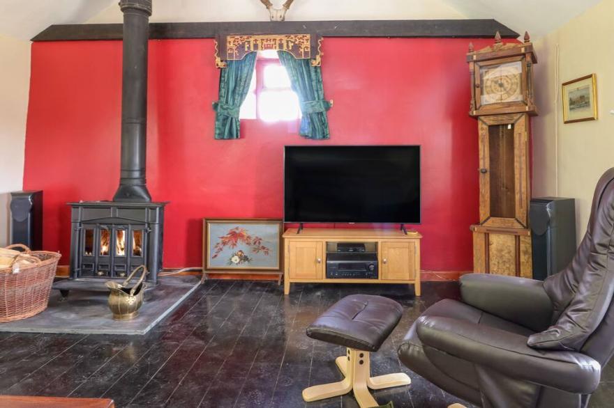2 PENCOOSE BARNS, pet friendly, character holiday cottage in Truro