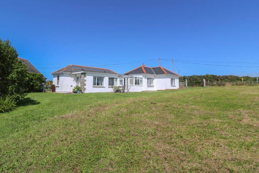 ROSPLETHA BUNGALOW, pet friendly, country holiday cottage in Treen