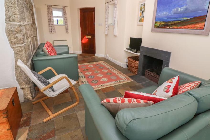 ROSPLETHA BUNGALOW, pet friendly, country holiday cottage in Treen