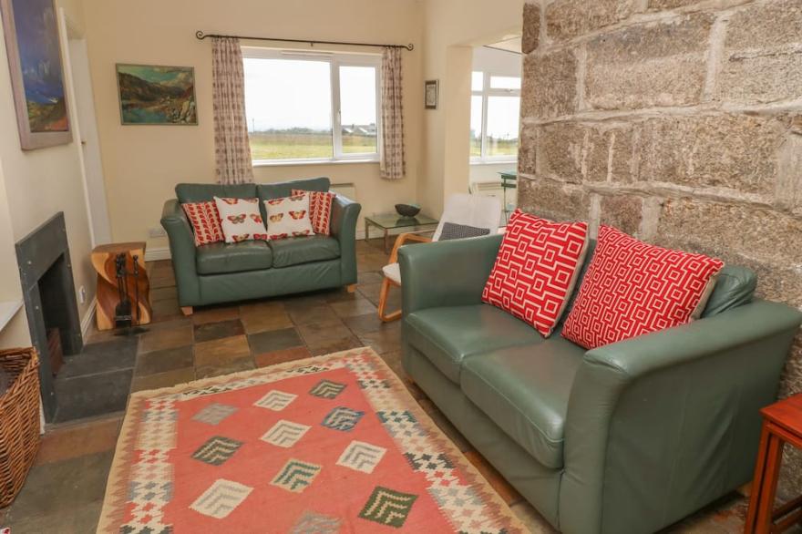 ROSPLETHA BUNGALOW, pet friendly, country holiday cottage in Treen