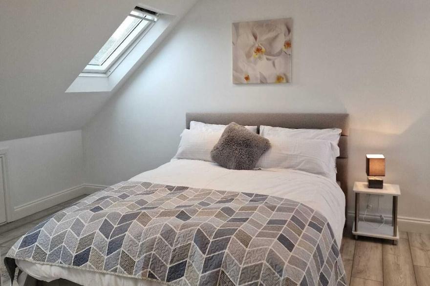 Luxurious, Spacious Loft Room & Private En-suite.
