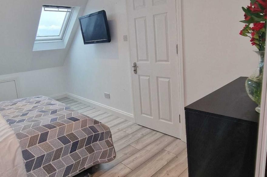 Luxurious, Spacious Loft Room & Private En-suite.