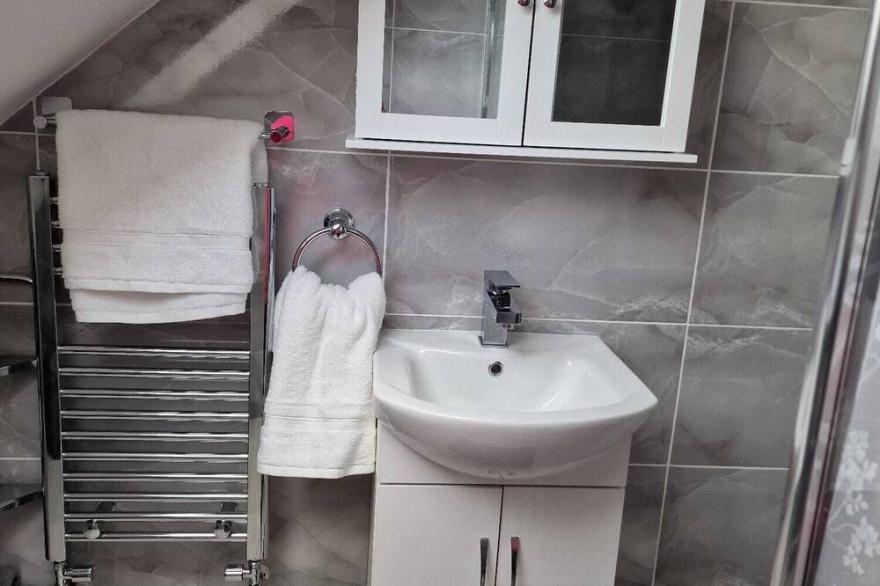 Luxurious, Spacious Loft Room & Private En-suite.