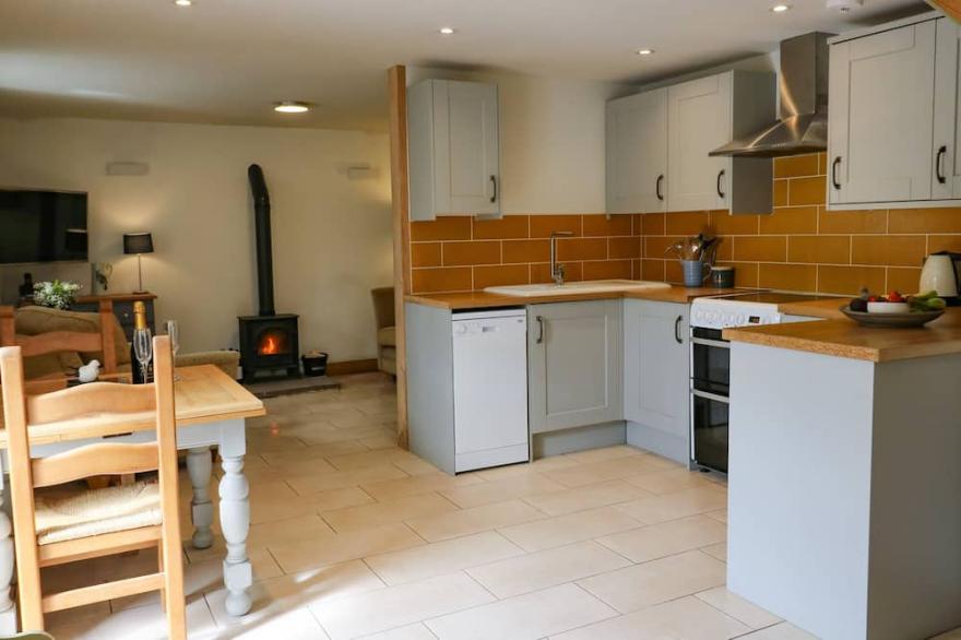 FOXSTONES COTTAGE, romantic, luxury holiday cottage in Skipton