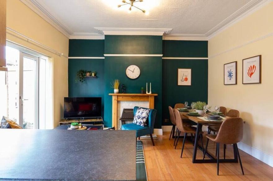 Welcoming 5BR Flat in Manchester