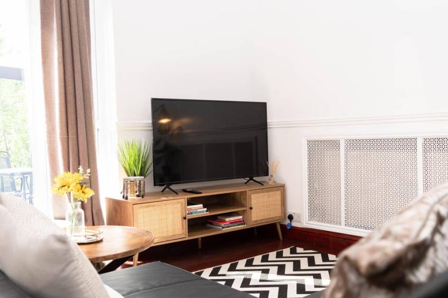 Clean, comfortable & Stylish 3 bed house near Tube