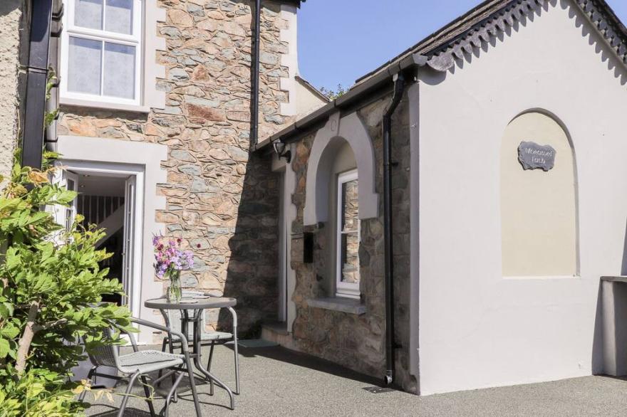 MORAWEL FACH, romantic, with open fire in Newport, Pembrokeshire