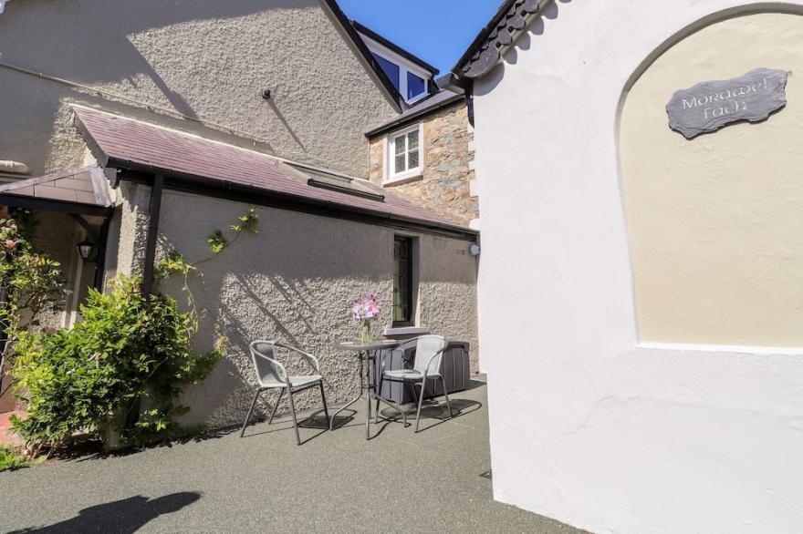 MORAWEL FACH, romantic, with open fire in Newport, Pembrokeshire