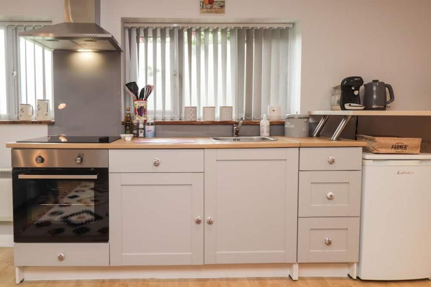 DITSYS DEN, pet friendly, with a garden in Paddock Wood, Kent