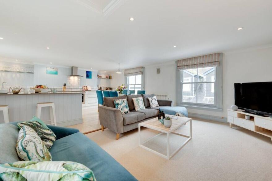 Pont View - Two Bedroom Apartment, Sleeps 4