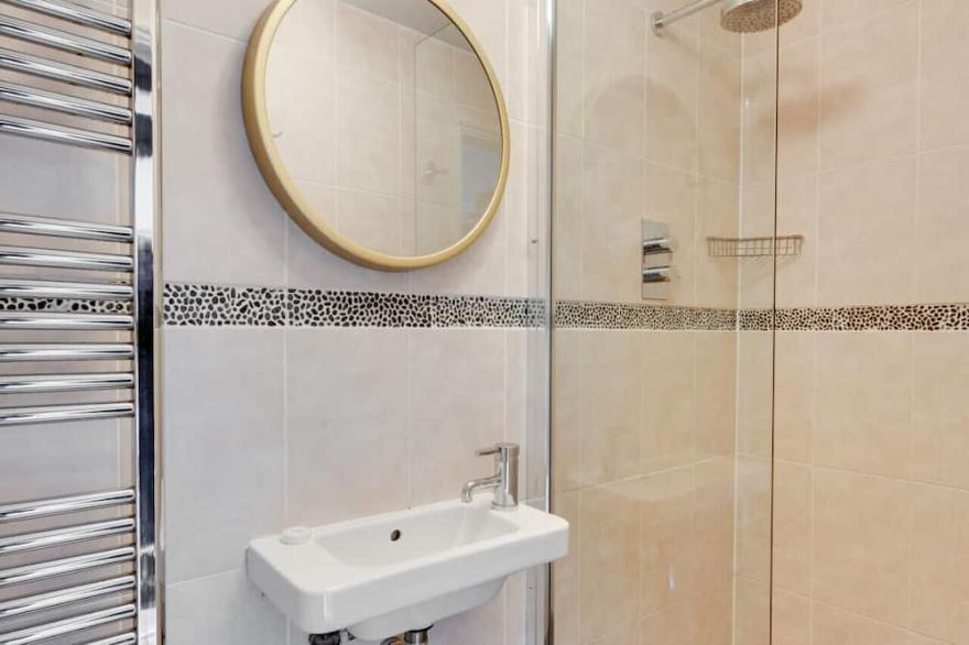 The Old Chapel - Three Bedroom House, Sleeps 6