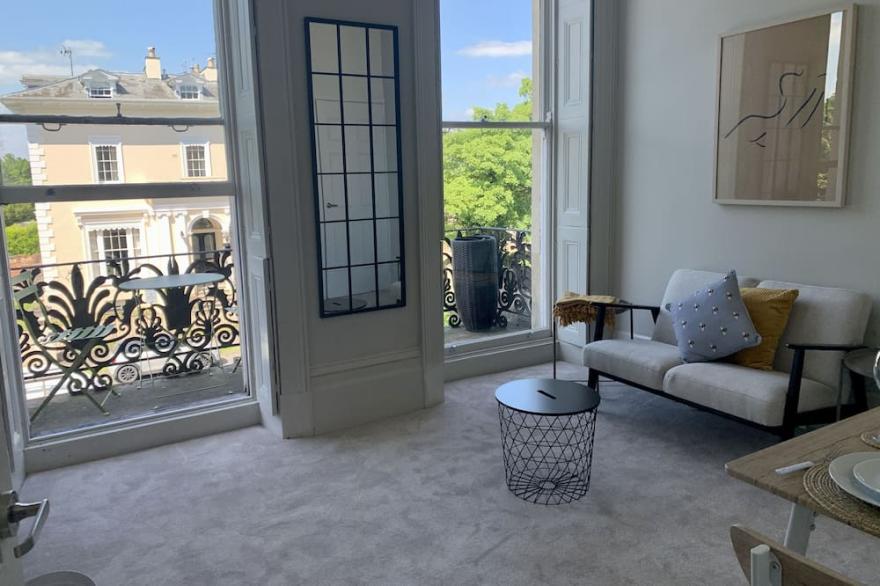 Chic Regency 1 Bedroom Apartment With Balcony