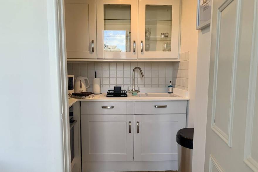 Chic Regency 1 Bedroom Apartment With Balcony