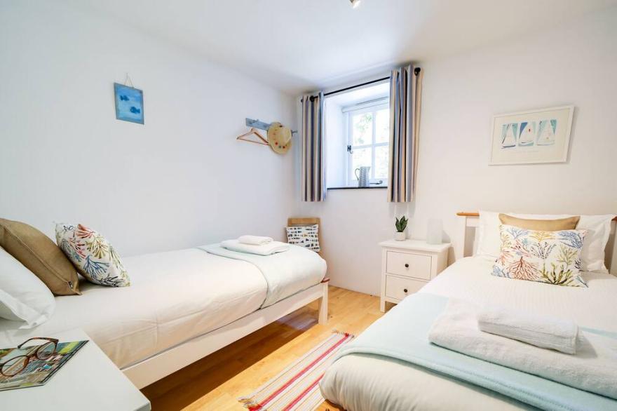 Stunning barn in an idyllic hamlet, sleeps 6 + dogs