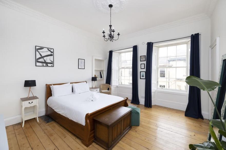 ALTIDO Glamorous 2-bed flat near Edinburgh Castle