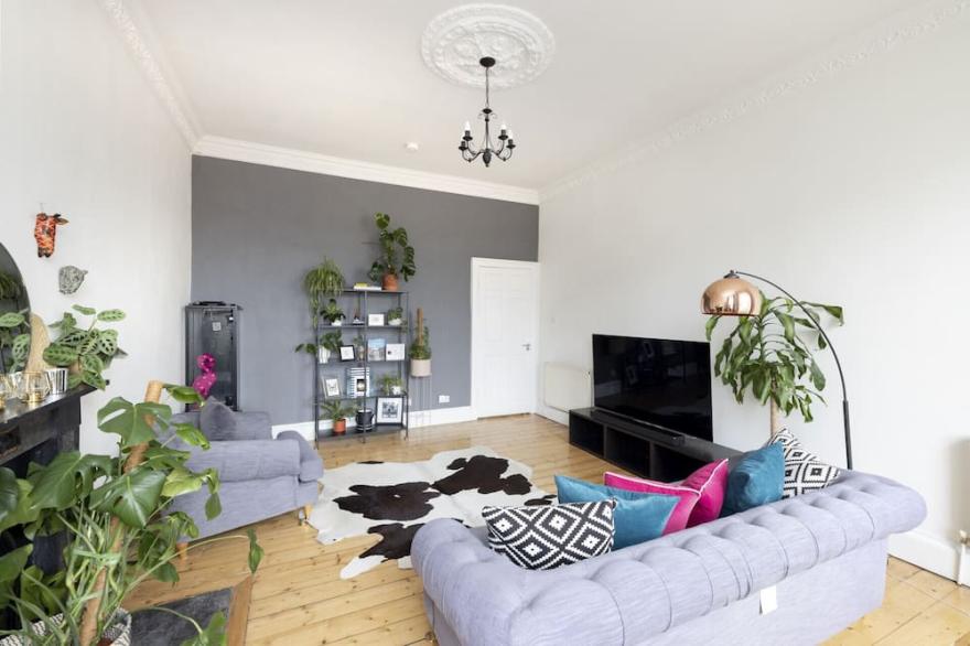ALTIDO Glamorous 2-bed flat near Edinburgh Castle