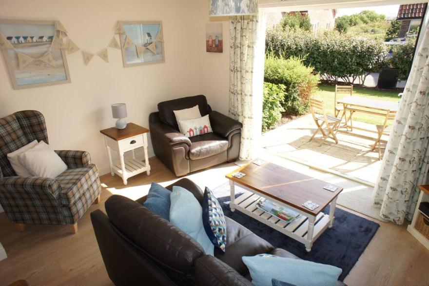 Joe's beach house -  a cottage that sleeps 4 guests  in 2 bedrooms