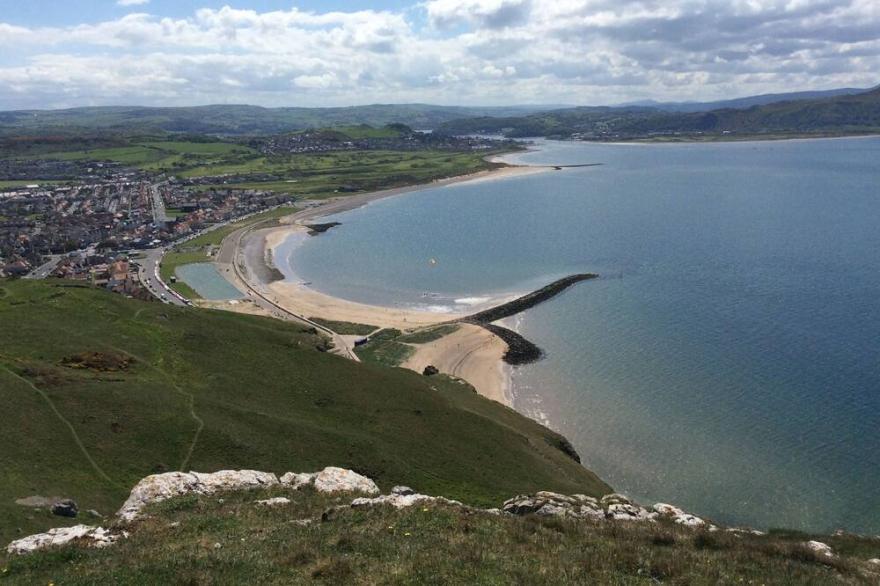 BESIDE THE SEA - AR LAN Y MOR, pet friendly in Llandudno