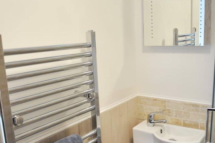 Funky Flat With Sheltered Patio Garden in Historic Harbour Village