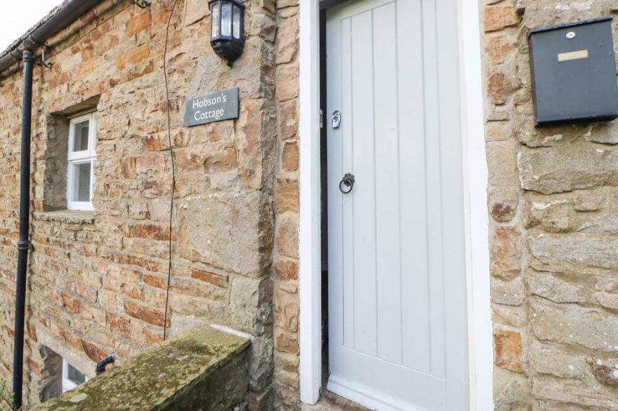 HOBSON'S COTTAGE, pet friendly, with a garden in Reeth