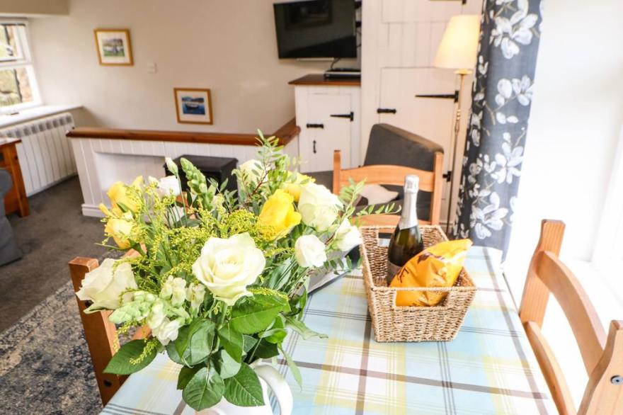 HOBSON'S COTTAGE, pet friendly, with a garden in Reeth