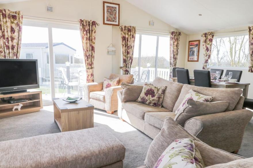 SKIPSEA LODGE, pet friendly, character holiday cottage in Skipsea