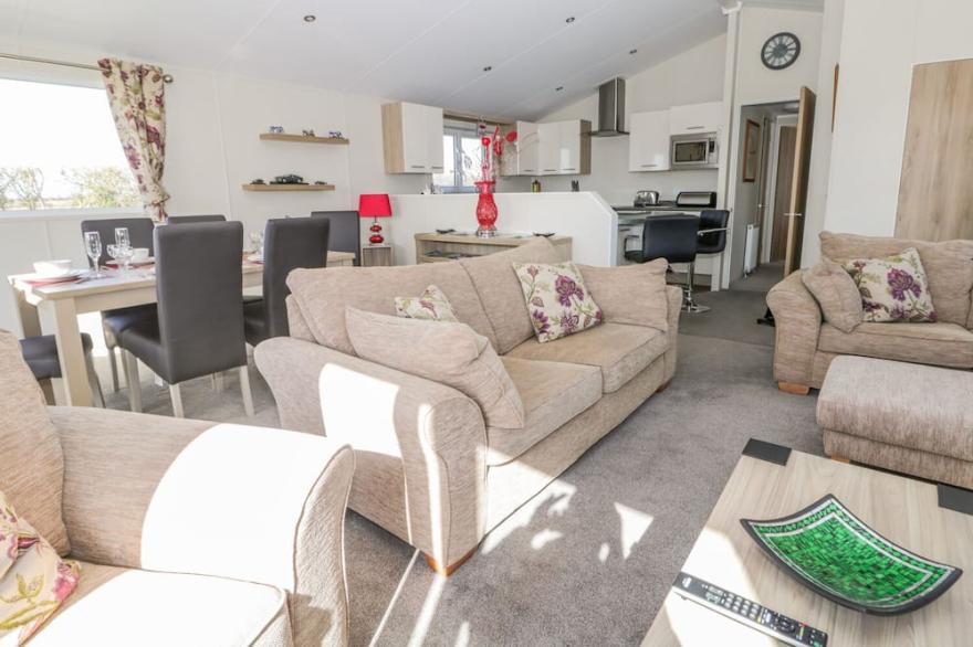 SKIPSEA LODGE, pet friendly, character holiday cottage in Skipsea