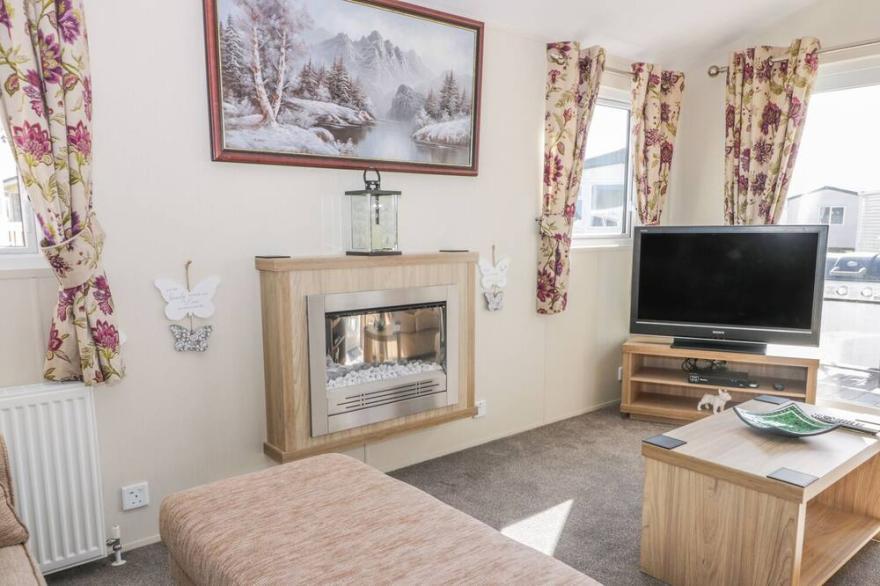 SKIPSEA LODGE, pet friendly, character holiday cottage in Skipsea