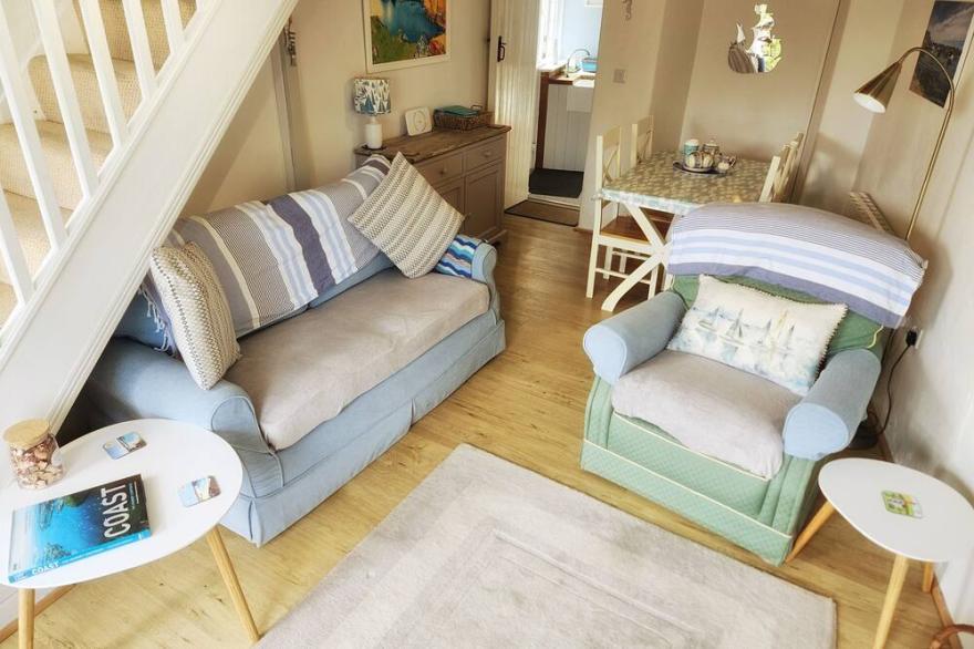 Cosy 2 bed cottage, parking 10m away, 1 mile from Mousehole and beach