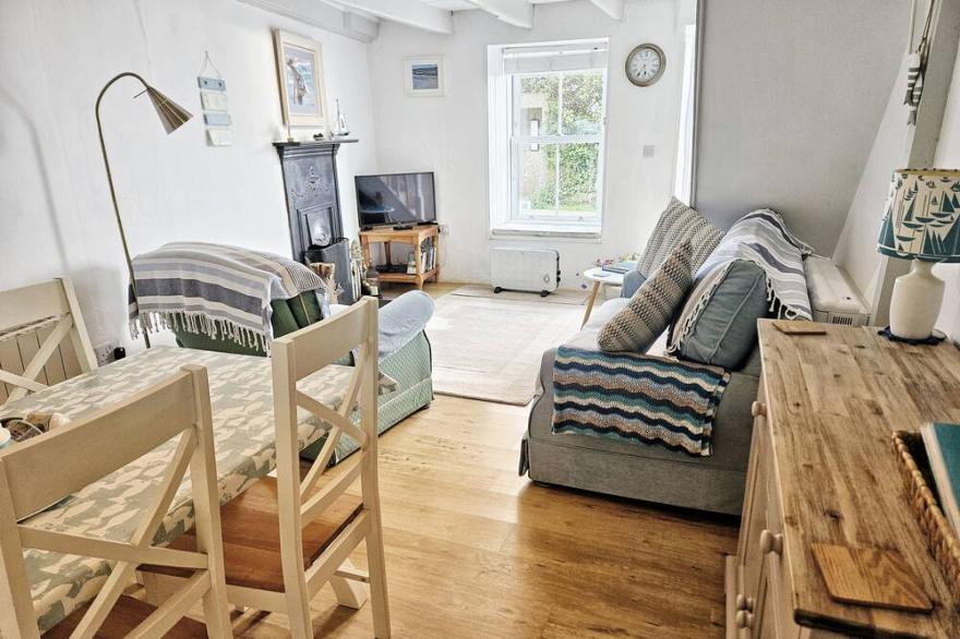 Cosy 2 bed cottage, parking 10m away, 1 mile from Mousehole and beach