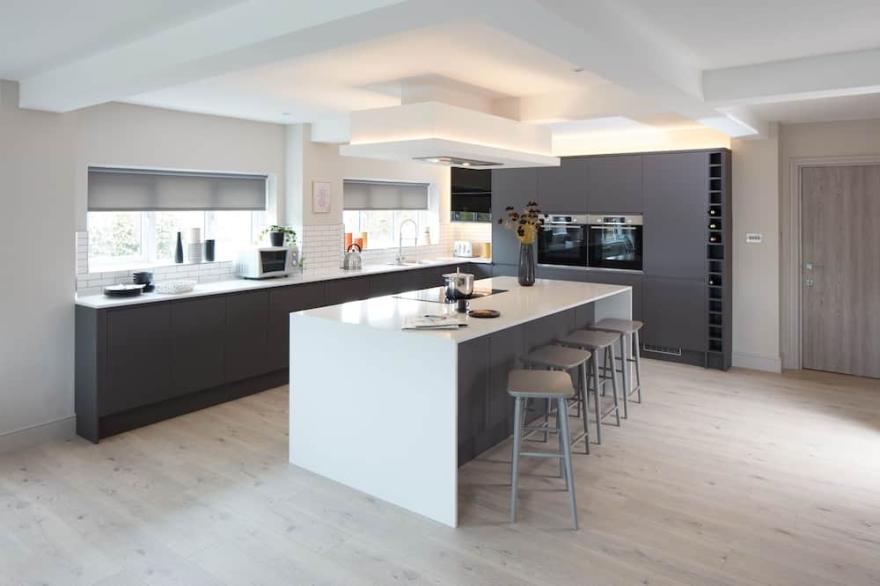 LUXURY- The Bluehouse Watergate Bay, Cornwall, Sea Views, HOT TUB Pet Friendly