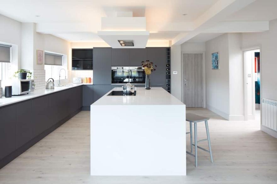 LUXURY- The Bluehouse Watergate Bay, Cornwall, Sea Views, HOT TUB Pet Friendly
