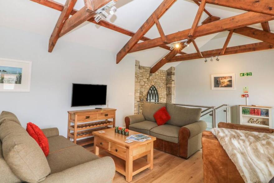 HELFORD, pet friendly, luxury holiday cottage in Constantine
