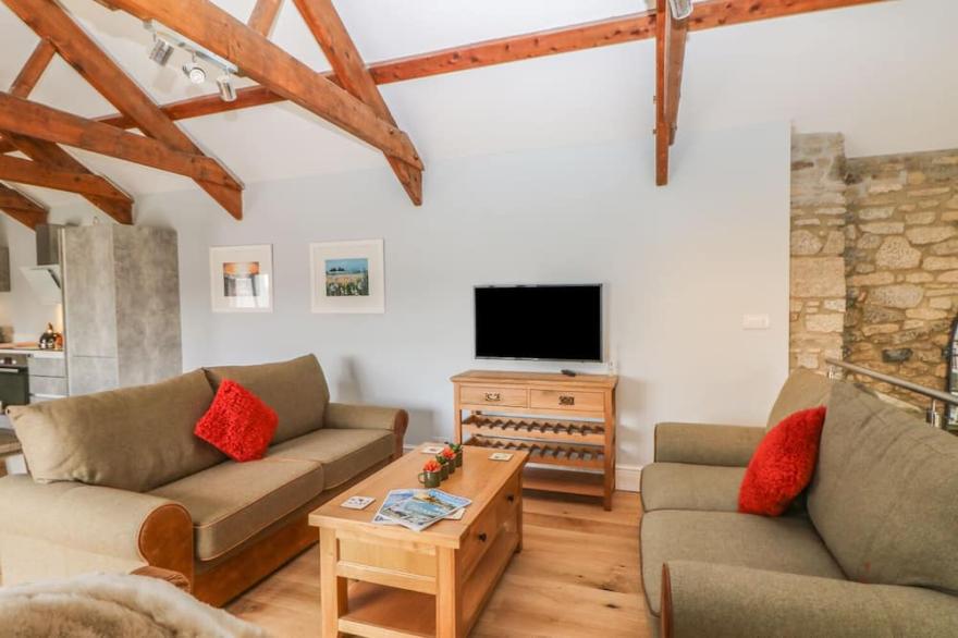 HELFORD, pet friendly, luxury holiday cottage in Constantine