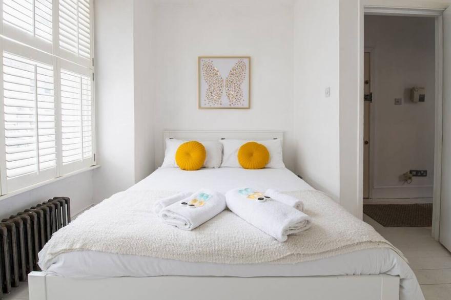Pass the Keys | Stylish Spacious Garden Flat in Fulham 3 Min Walk to River Thames