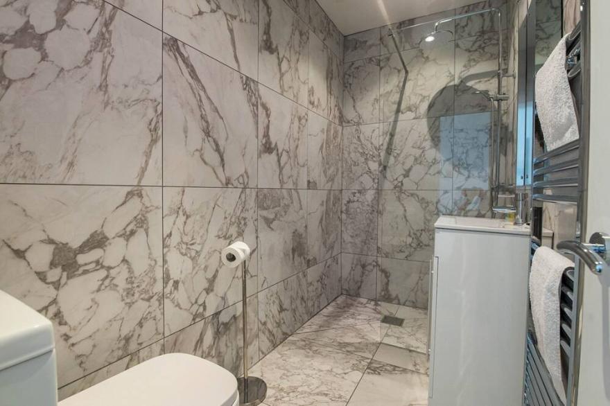 Pass the Keys | Stylish Spacious Garden Flat in Fulham 3 Min Walk to River Thames