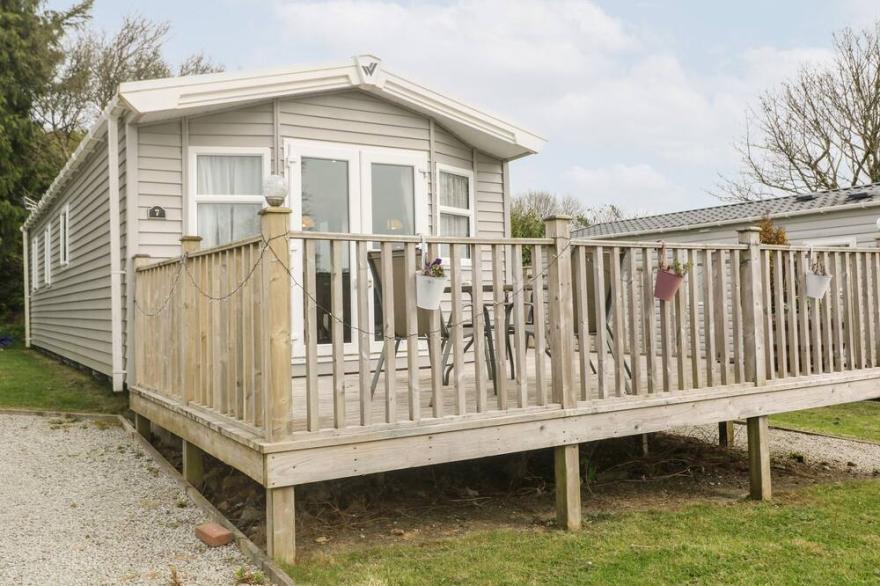 BROCKENHURST, pet friendly, country holiday cottage in St Day