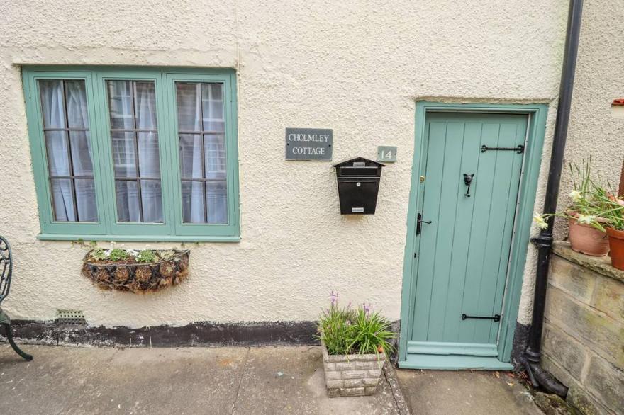 CHOLMLEY COTTAGE, pet friendly, character holiday cottage in Ruswarp