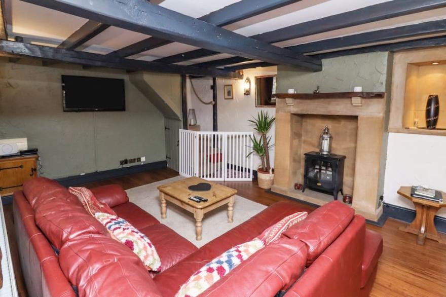 CHOLMLEY COTTAGE, pet friendly, character holiday cottage in Ruswarp