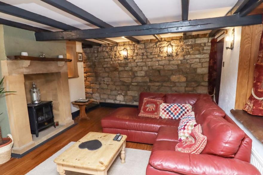 CHOLMLEY COTTAGE, pet friendly, character holiday cottage in Ruswarp