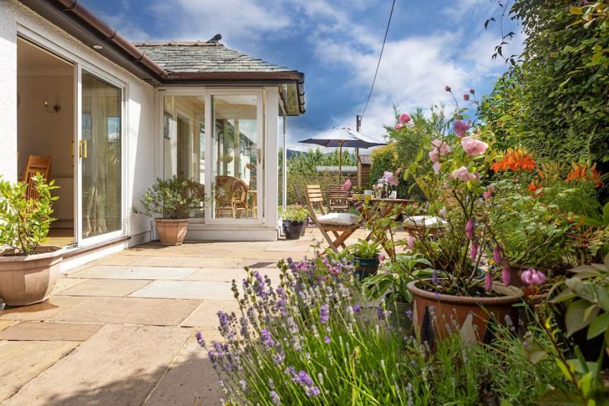 The Duck House, 3 bedrooms, 2 bathrooms, free parking, log burner, garden