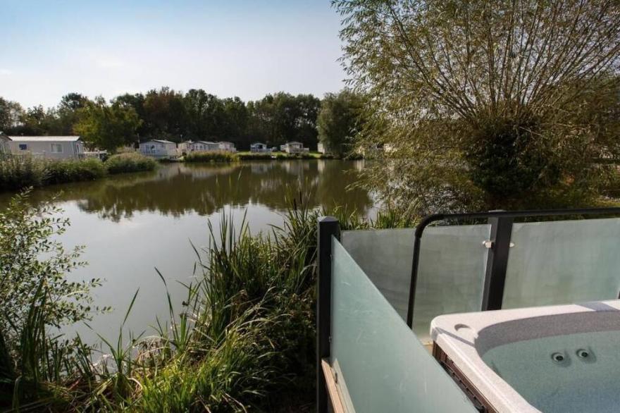 Rosedale deluxe lake view caravan