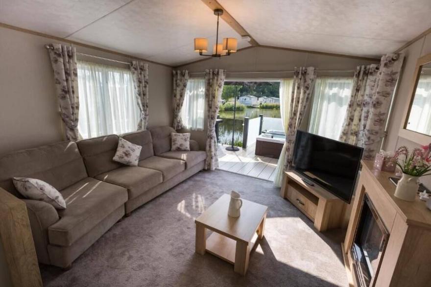Rosedale deluxe lake view caravan