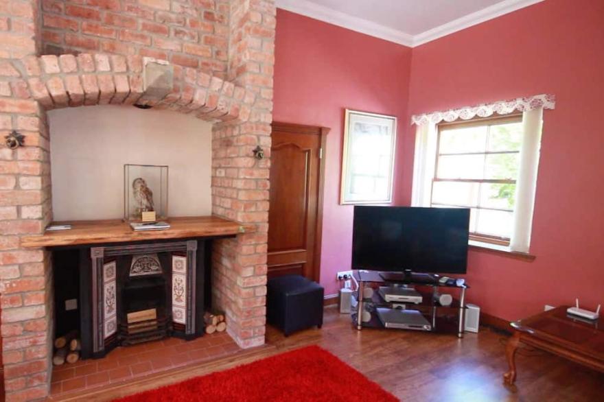 Coachouse Lodge- Sleeps 6 -10 - sleeps 10 guests  in 3 bedrooms