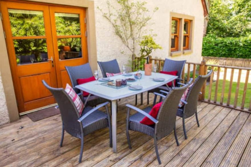 Bonnie Banks Cottage - Sleeps 6 - sleeps 6 guests  in 3 bedrooms