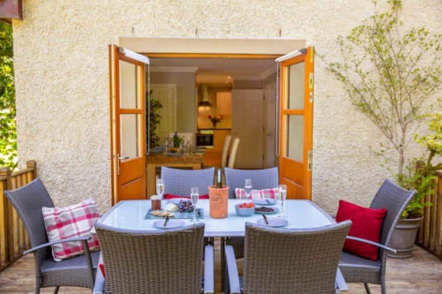 Bonnie Banks Cottage - Sleeps 6 - sleeps 6 guests  in 3 bedrooms